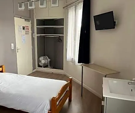 Aux Bons Amis Hotel *